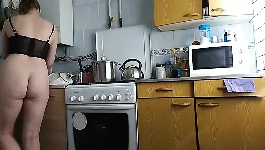 Saya ingin pantat ibu tiri teman saya, saya suka ketika dia memasak di dapur