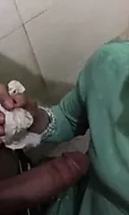 오럴을 주는 인도 미시 여성