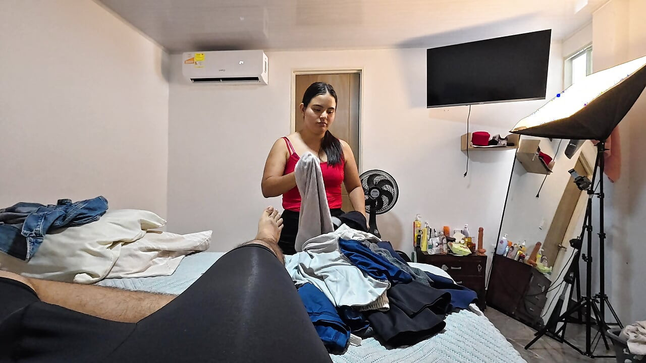 O servitoare cu curul mare este futută în cur de șeful ei