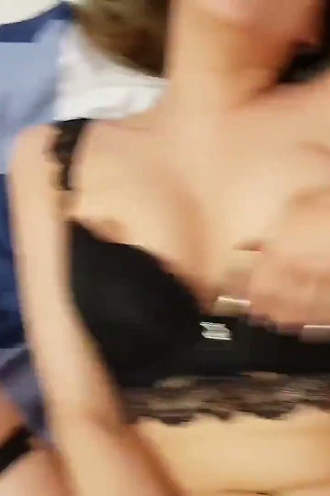 Remaja comel dengan pakaian dalam seksi dikongkek selepas blowjob yang luar biasa