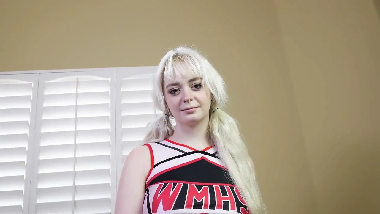 18 Year Old PAWG Annie Archer Goes All the Way!