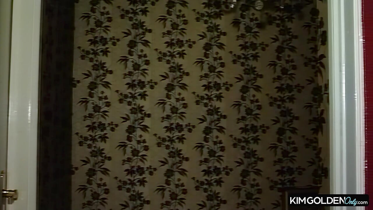 Sinnliche Dusche mit Stiefel und Blowjob