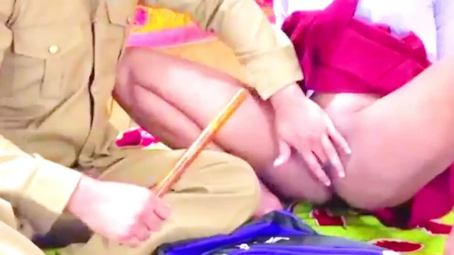 Gard ne kiya school girl ke sath sex