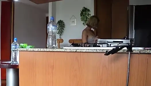 Моя соседка с большой задницей застукала меня, наблюдая, теперь я должен заплатить, засовав свой большой член в ее тугую задницу