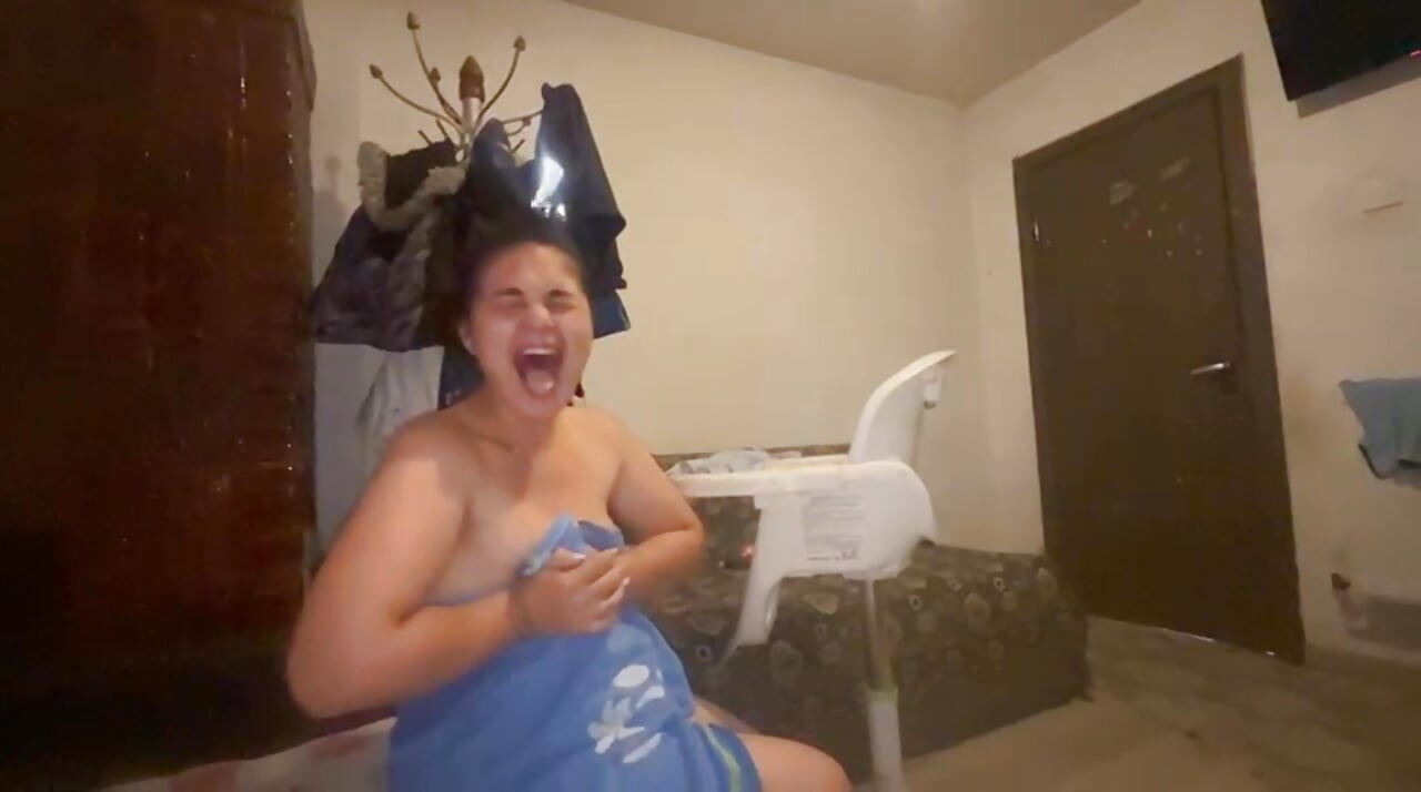 Cleopatra fica vitregă îmi suge pula pe muzica și înghite tot