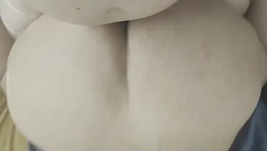 Komşu seks için iyi, cinsel bakım yapmak için genç komşusunu çağırıyor