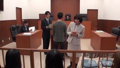 Asiatischer Anwalt, der Job vor Gericht übergeben muss