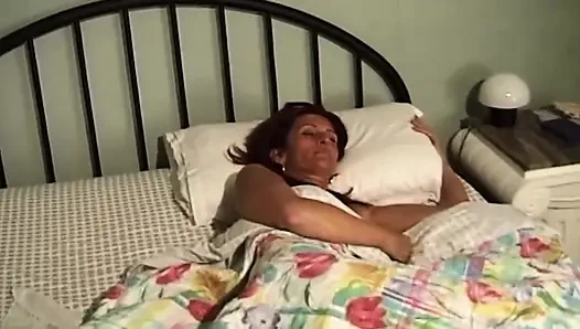 Azgın orta yaşlı seksi kadının götü genişliyor ve damlayan dölleme eylemi