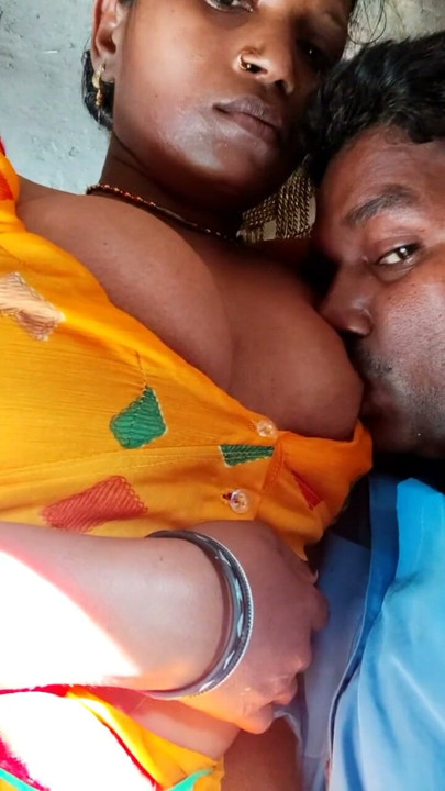 Haut Indian Desi Bhabhi Kissing | Clip 1