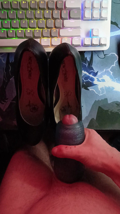 I love cumming on a girlfriend's shoes