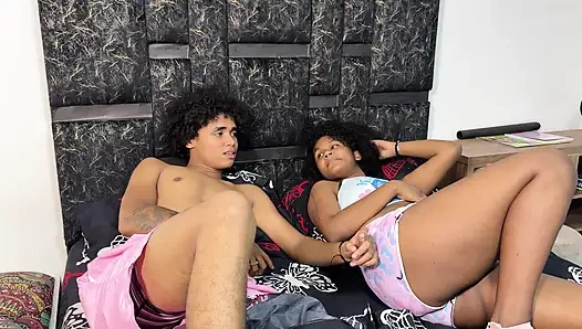 Моя квартирантка, студентка университета, платит мне своей большой задницей, чтобы сама сучка была в восторге от моего члена.