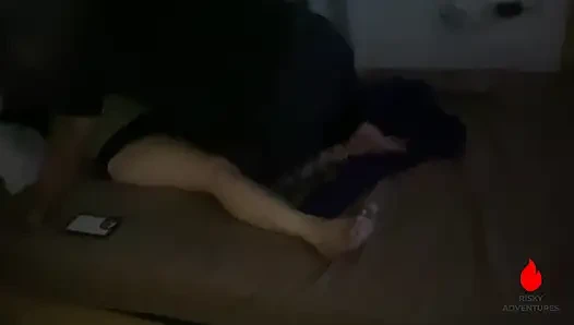 Pinay fickfreundin gibt zu, dass sie sex mit einem mädchen haben will - bekommt ihre muschi gepflügt