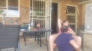 Follando a mis amigos, esposa infiel, posición de amazona al aire libre