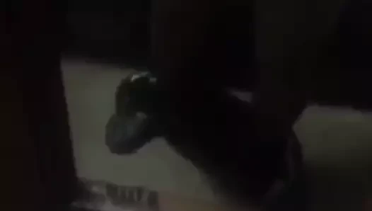 Kuzenim tombul duşta mastürbasyon yapıyor