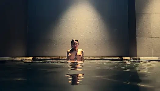 İri göğüslü latin onsen'de mastürbasyon yapıyor! Azıyor ve otelde erkeğini sikiyor!