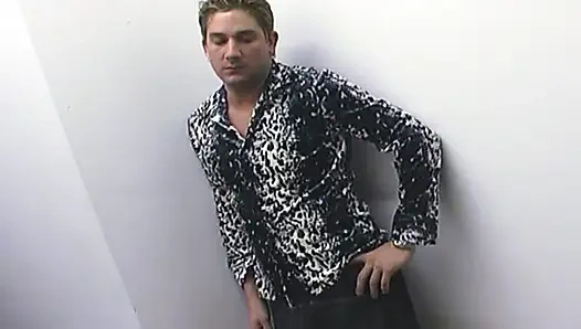 Memek cewek hot rambut pirang ini dijilat dan di-fingering sampai menetes