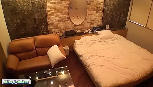 Erkek arkadaşıyla telefondayken dölleme sakso çekiyor yüze boşalma daha iyi hissediyor