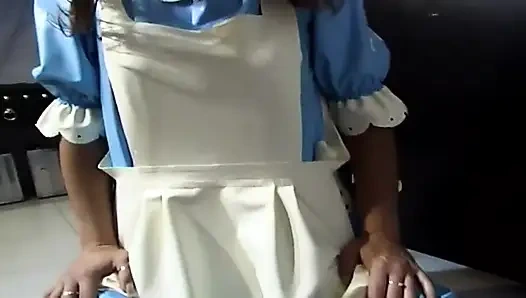 Горничную-брюнетку связали