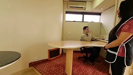 Seksi baskın hizmetçi şovenist büyük patronu cezalandırıyor