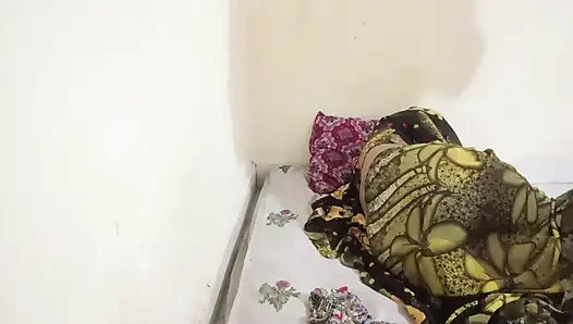 Bhabhi soo rahi the dever aaka sex kea babhi ko laga pati hai