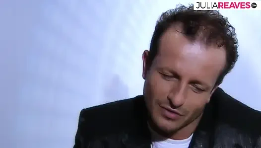 Сексуальная девушка давится хуищем, затем ее трахают в рот с камшотом