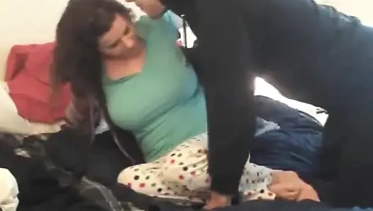 Tante seksi rambut cokelat memeknya dijilat sebelum ngentot kontol kekasihnya dalam pose cowgirl