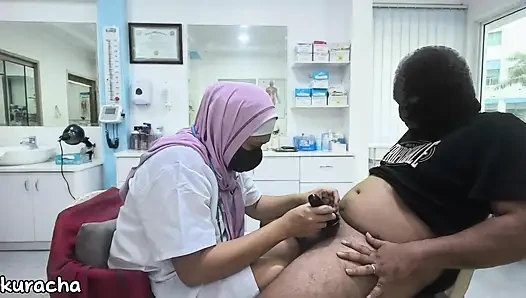 Dokter berhijab mencukur kontol tebal klien tidak ereksi selama mencukur