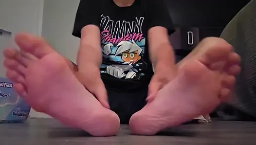 Twink ayaklarına nemlendirici krem sürüyor