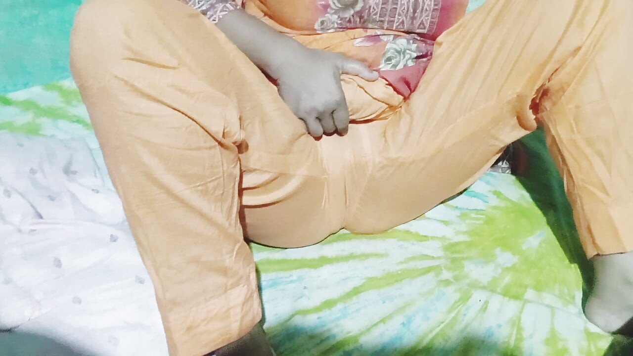 Hot Desi Boudi and Clener Sex Video