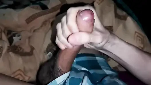 Büyük ve sulu tutkulu bir inlemeden oluşan büyük bir boşalma atışı!