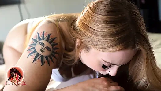 Крошка-блондинка Gracie Squired трахается утром