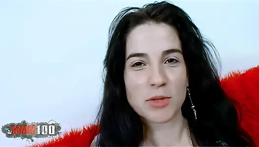 Европейская Erissa в тройничке с двойным проникновением в любительском видео - хардкорный анал и минет
