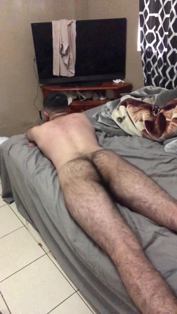 Çıplak 19 yaşındaki erkek domuz seksi göt yatakta osuruyor