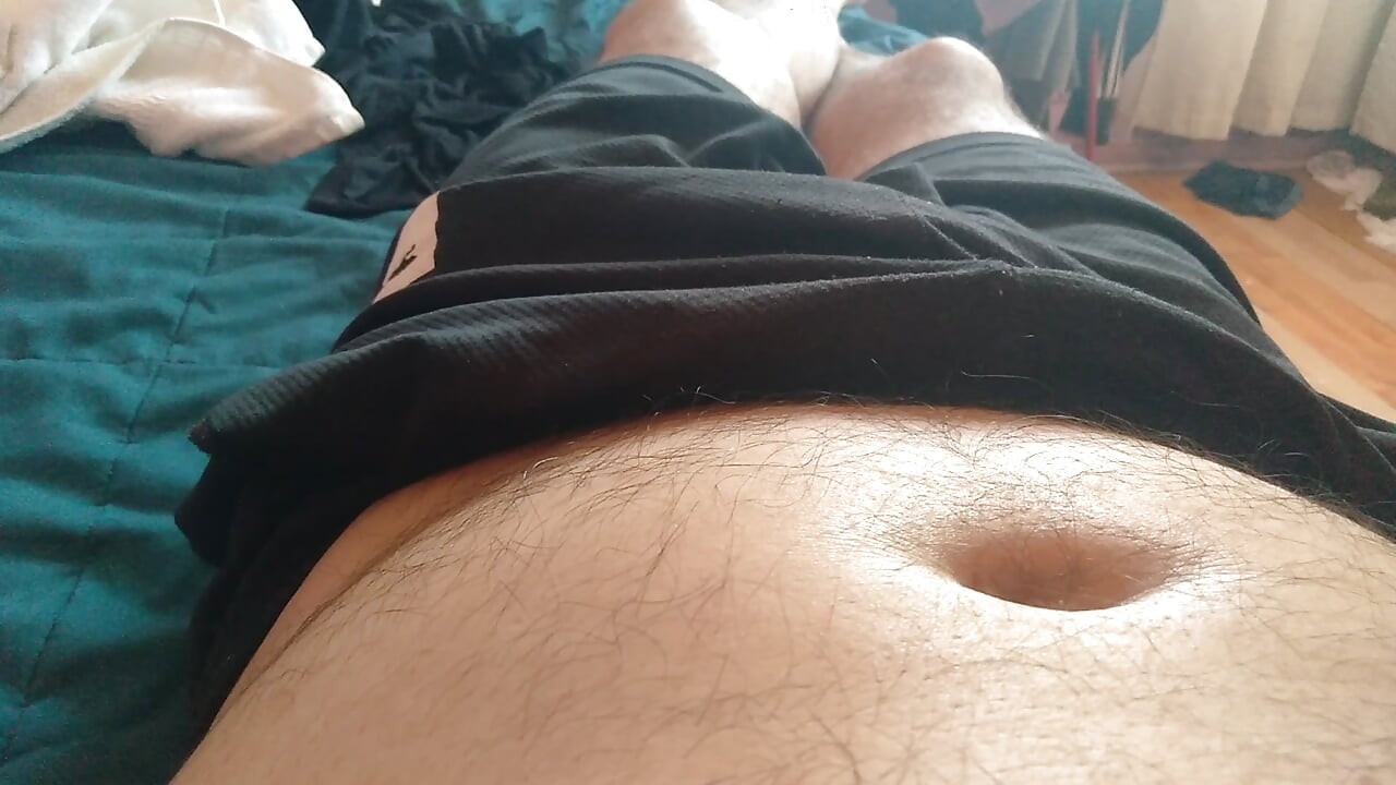 Papai tem fantasias de sexo violento enquanto toca seu pau impressionante