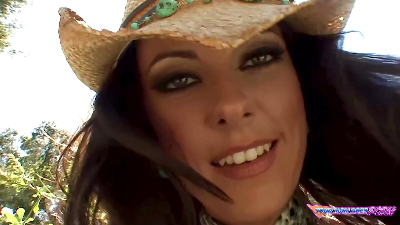 Chayse Evans MILF cowgirl semula jadi di luar untuk sesi dalaman