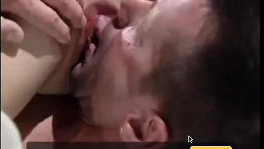 Brünettes schätzchen bekommt ihre nasse muschi geleckt und gepflügt