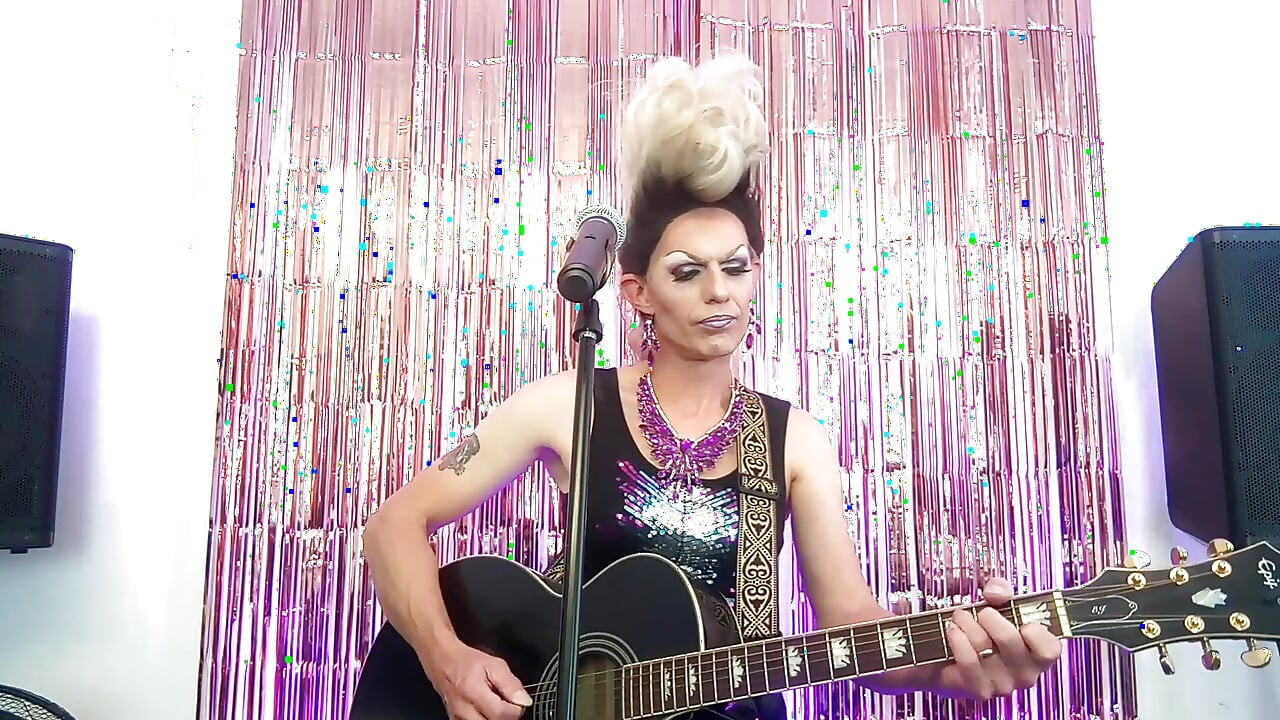 Alexa поет и играет вживую