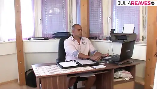 Tante sange ini dientot habis-habisan sama kontol besar sampai mengerang keenakan