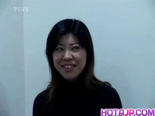 Sayuri marui menempatkan vibrator pada penis yang keras sebelum mengendarainya