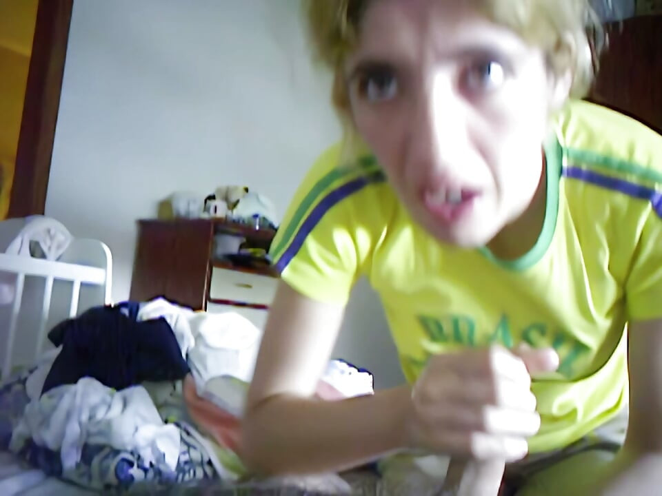 2 Retro-videos von junger ehefrau, die schwanz lutscht und sperma im mund bekommt, spielerisch.