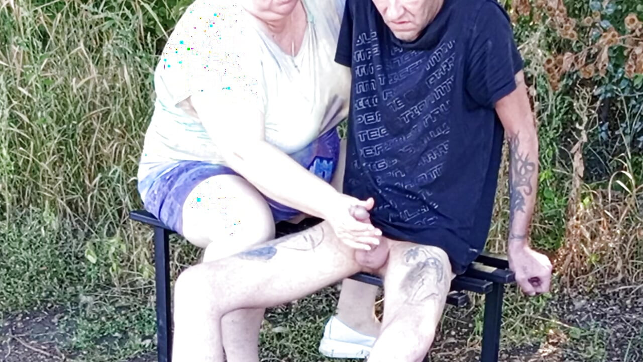 Susjed mi puši kurac u parku na klupi dok ne svršim