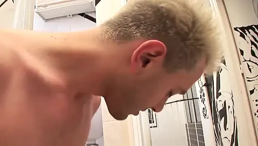 Adegan seks biseksual di ruangan sauna sama amelie jolie, rico simmons dan teman-temannya