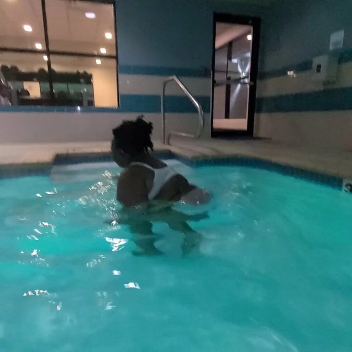 Esposa en motel piscina 2021