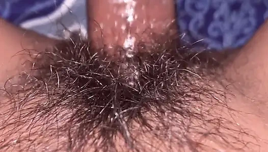 Als niemand zu hause war, rief er seine Freundin zu hause an und fickte sie.