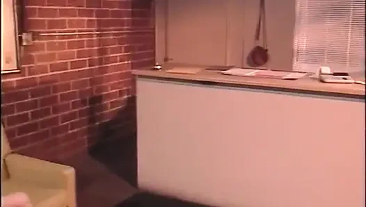 Pantat pirang tetek besar bercinta dalam posisi dogging