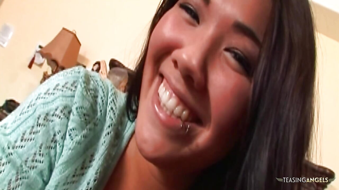 London Keys willingly opens her legs to endure the stretching of her Asian genitalia