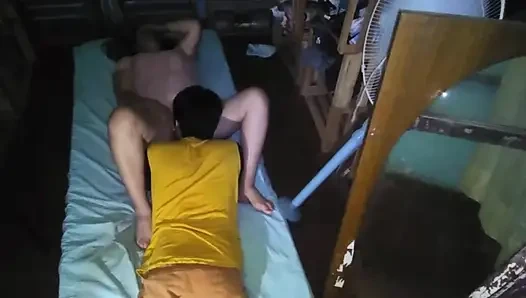 Kuyruğa dokunuyorum ve en iyi arkadaşıma emiyor