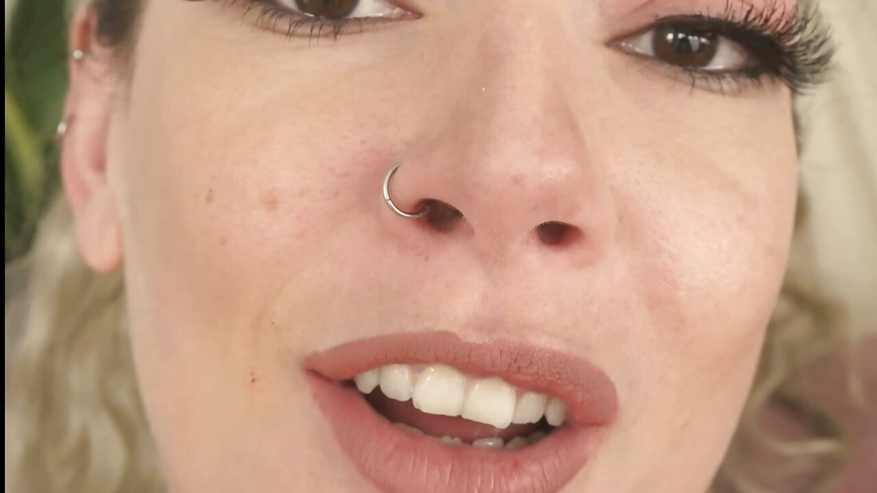 Giantess Sets a Tiny Trap
