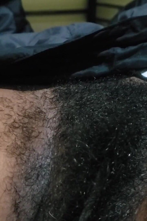 毛茸茸的阴户宝贝享受大胆和性感的体验, 自信的能量, 原始的化学和亲密的联系