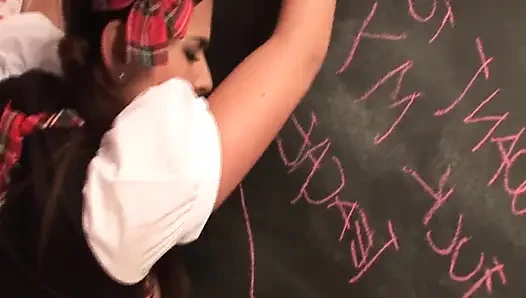 Сцена с горячими студентками - 3_Busty брюнетка в нижнем белье включена трахом в классе